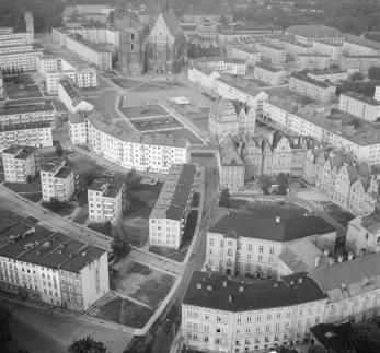 kościół parafialny świeku Jakuba /XIV, XV wieku/ zabudowa przyrynkowa. Widok ogólny kościoła parafialnego w otoczeniu zabudowy  przyrynkowej strony południowej - zachodniej, skan 1