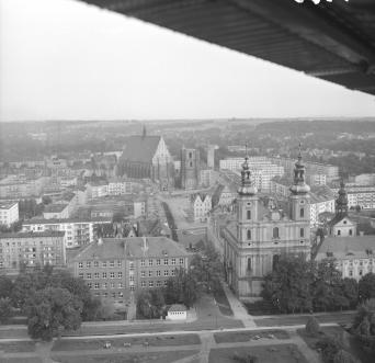 kościół Bożogrobców /XVII wieku/ kościół parafialny /XIV, XV wieku/ Widok ogólny Kocioła Bożogrobców i jego położenia w stosunku do kościoła parafialnego i zabudowy miasta od strony południowej, skan 1