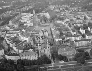zabudowa centrum miasta. Widok ogólny zabudowy centrum miasta z położeniem kościołów  Bożogrobców i parafialnego w otoczeniu oraz rynku od strony południowej, skan 1