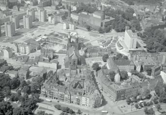 zabudowa centrum. Zamek /XIII, XIV - XVII, XIX wieku/ fragment zabudowy centrum z położeniem zamku i kościoła NMP od strony wschodniej, skan 1