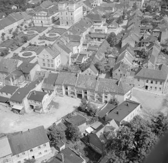 zabudowa centrum miasta z rynkiem. Fragment zabudowy południowej części centrum z rynkiem i rauszem od strony zachodniej, skan 1
