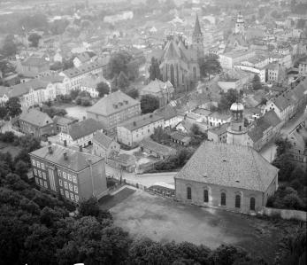 zespół zabudowy staromiejskiej miasta. Fragment zespołu zabudowy z położeniem d. kościoła ewangelickiego, kościoła parafialnego i ratusza od strony wschodniej, skan 1