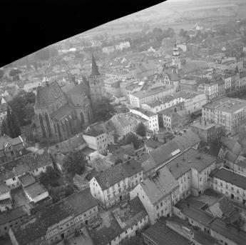 zabudowa staromiejska miasta., kościół parafialny / XIII, XV -XVI wieku/ Fragment zabudowy staromiejskiej miasta z położeniem kościoła parafialnego i ratusza od strony północnej - wschodniej, skan 1
