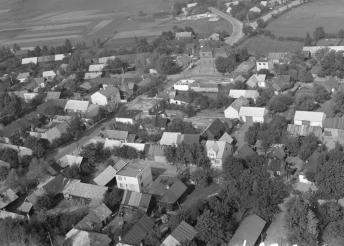 zabudowa wsi. Fragment zabudowy wsi od strony południowej, skan 1