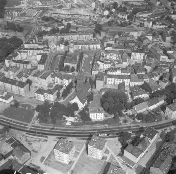 zabudowa centrum z rynkiem i kościołem  parafialnym. Widok ogólny zabudowy centrum miasta z rynkiem od strony południowej - zachodniej, skan 1