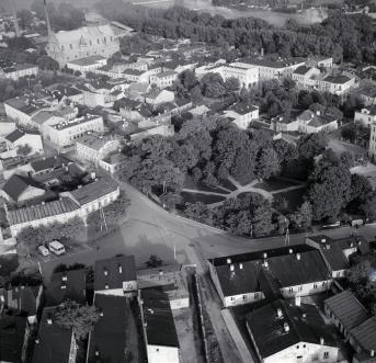 zabudowa  staromiejskiego centrum  miasta. Fragment zabudowy staromiejskiej centrum  z położeniem kościoła parafialnego i zamku od strony północnej - zachodniej, skan 1