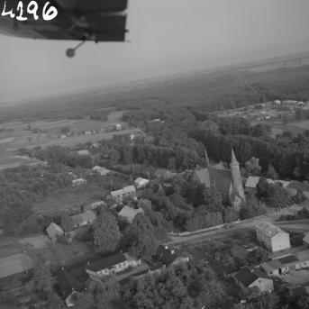 kościół parafialny /poł. XV, XX wieku/ Widok ogólny kościoła parafialnego w otoczeniu zabudowy wsi w układzie przestrzennym od strony północnej - zachodniej, skan 1