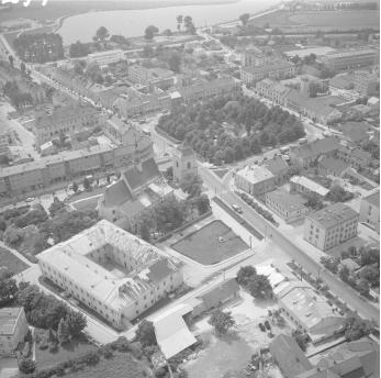 klasztor Paulinówieku Kościół parafialny /I poł. XVII wieku/budynek klasztorny /I poł.  XVII wieku/ Widok ogólny klasztoru Paulinów w otoczeniu zabudowy miasta z rynkiem od strony północnej - wschodniej, skan 1