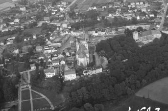 zabudowa centrum miasta z kościołem parafialnym /1690 - 93 r./, zamek /XV, XVI, XVII wieku/ Widok ogólny zabudowy centrum miasta z kościołem parafialnym  od strony  wschodniej, skan 1