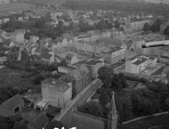 zabudowa centrum miasta. Fragment zabudowy centrum oraz zachodniej części miasta od strony południowej - wschodniej, skan 1