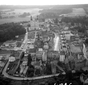 kościół parafialny /1690 - 93 r./, ratusz /XVI, pocz.\. XVII, XIX wieku/ . Widok ogólny zabudowy staromiejskiej z kościołem parafialnym i ratuszem w układzie przestrzennym od strony zachodniej, skan 1