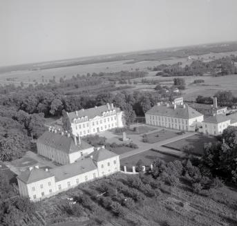 zespół pałacowo - ogrodowy. Pałac biskupów kujawskich /II poł. XVIII wieku/ Widok ogólny zespołu pałacowo - ogrodowego od strony północnej - zachodniej, skan 1