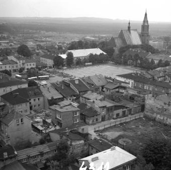 układ przestrzenny miasta. Widok ogólny  zabudowy miasta z położeniem kościoła, skan 1