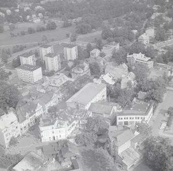 zabudowa centrum. Fragment zabudowy ul. Krupówki od strony południowej, skan 1
