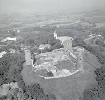 zamek ks. mazowieckich XV - XVIII wieku widok ogólny ruin zamku od strony południowej, skan 1