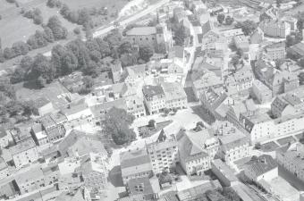 rynek. Widok ogólny zabudowy rynku od strony południowej, skan 1