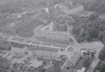 rynek. Widok ogólny zabudowy rynku od strony południowej, skan 1