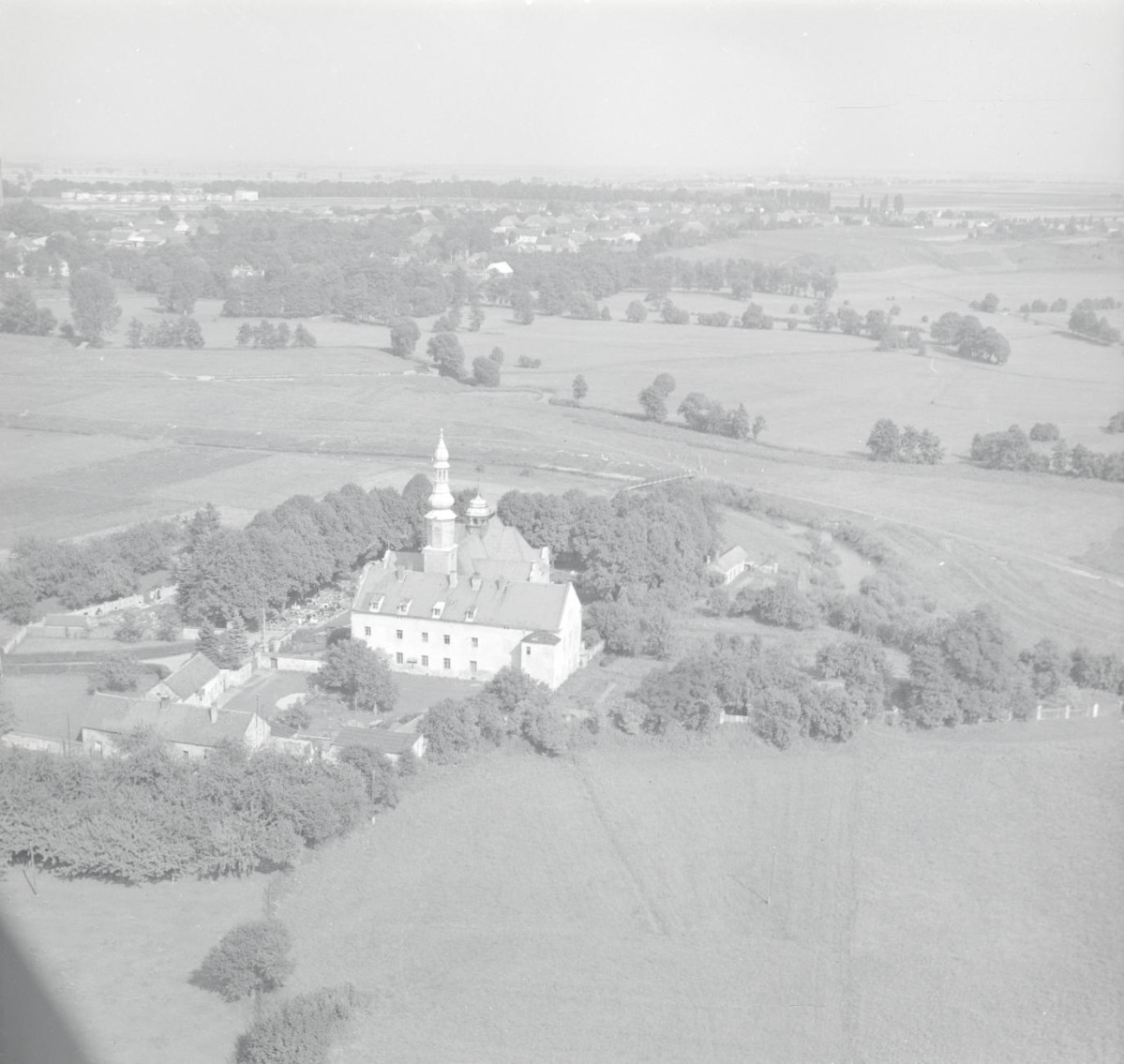 kościół i szpital świeku Mikołaja. Widok ogólny od strony południowej, skan 1