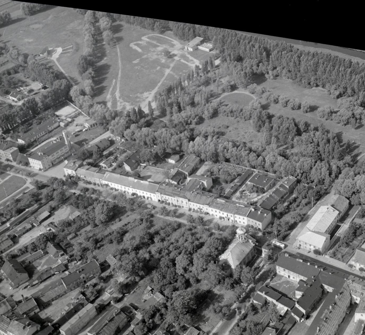 zabudowa miasta.  Fragment  zabytkowej zabudowy miasta od strony południowej, skan 1