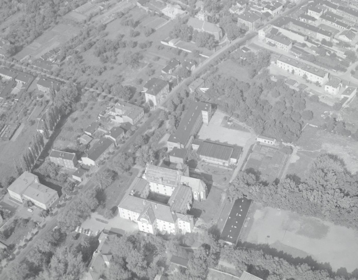 zabudowa miasta.  Fragment zabudowy miasta wokół zespołu klasztornego Bernardynów od strony południowej, skan 1