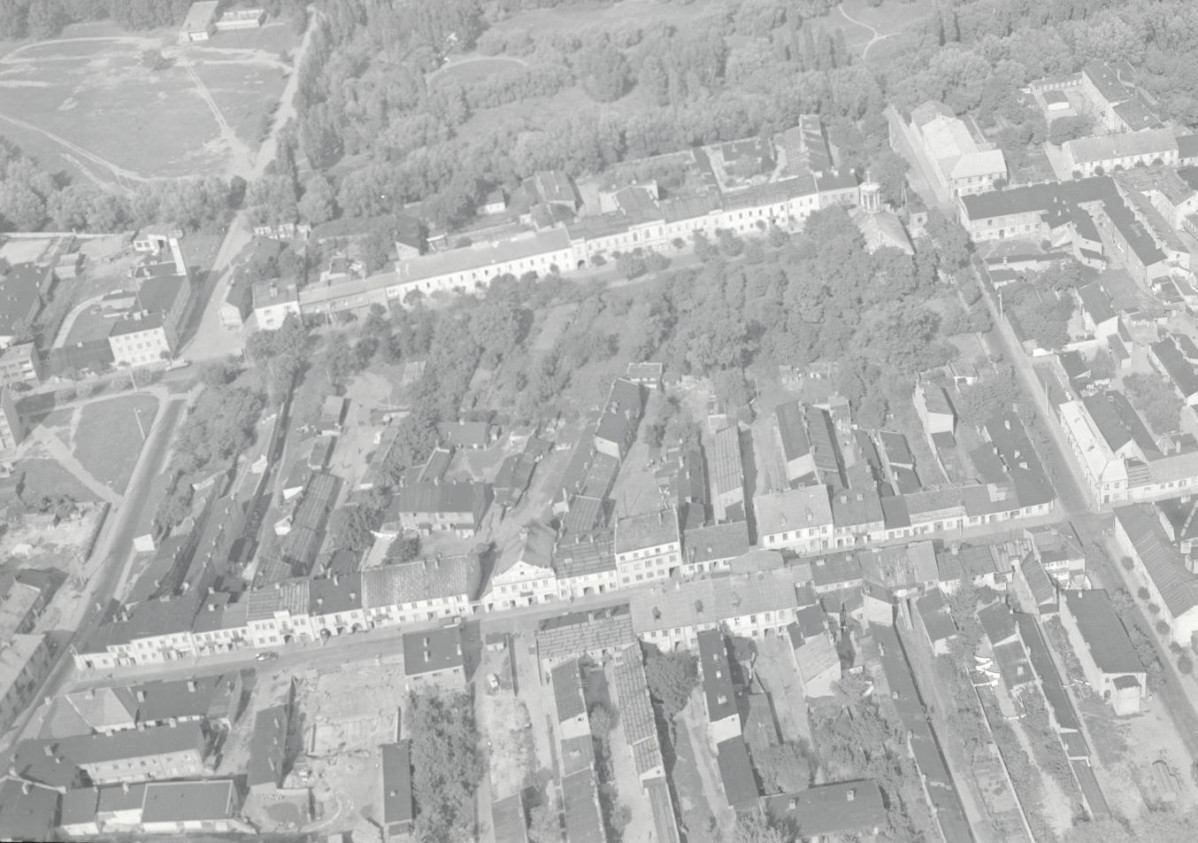 zabudowa miasta. Fragment zabudowy  zabytkowej miasta od strony południowej, skan 1