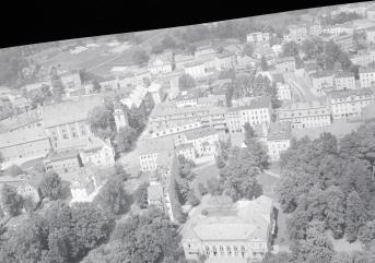 zabudowa miasta. Widok ogólny centrum z zespołem zdrojowym od strony południowej, skan 1