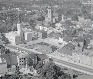 rynek. Widok ogólny zabudowy  rynku od strony południowej, skan 1