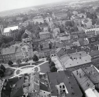 Fragment zabudowy z rynkiem od strony wschodniej, skan 1