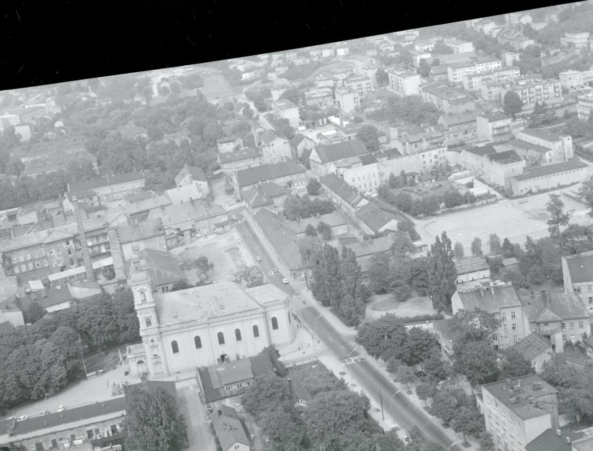 fragment zabudowy miasta Biała z kościołem parafialnym od strony południowej, skan 1