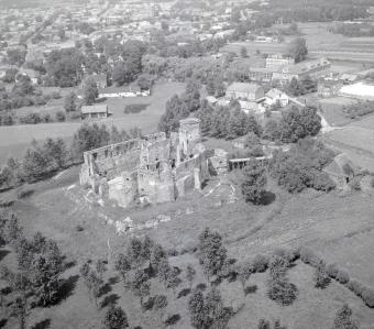 zamek biskupów krakowskich XIV wieku Widok ogólny ruin zamku od strony południowej, skan 1