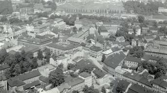 widok ogólny zabudowy centrum z rynkiem Starego Miasta od strony południowej, skan 1