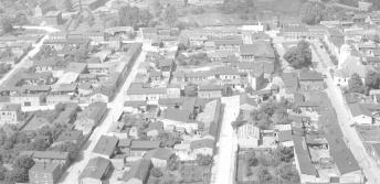zabudowa centrum miasta. Fragment z rynkiem od strony wschodniej, skan 1
