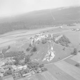 zamek XIV wieku Widok ogólny ruin zamku od strony południowej - zachodniej, skan 1