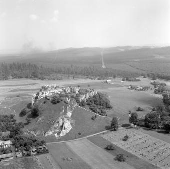 zamek XIV wieku  Widok ogólny  ruin zamku od strony południowej - zachodniej, skan 1
