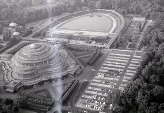 Hala Ludowa. Widok ogólny Hali Ludowej od strony południowej - wschodniej, skan 1