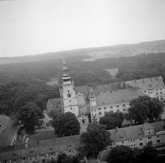 opactwo Cystersów XIII - XIV wieku  Widok ogólny opactwa  od strony zachodniej, skan 1