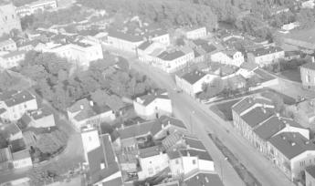 zabudowa centrum miasta. Widok ogólny centrum przy kościele farnym  od strony zachodniej, skan 1