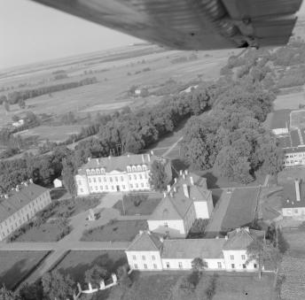 zespół pałacowy biskupów kujawskich. Widok ogólny zespołu pałacowego od strony  południowej - wschodniej, skan 1