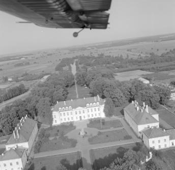 zespół pałacowy biskupów kujawskich. Widok ogólny zespołu pałacowego od strony  południowej, skan 1