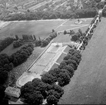 stadion Śląski. Widok ogólny - baseny kąpielowe od strony południowej, skan 1