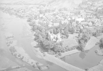 ruiny zamku. Widok ogólny ruin zamku od strony południowej, skan 1