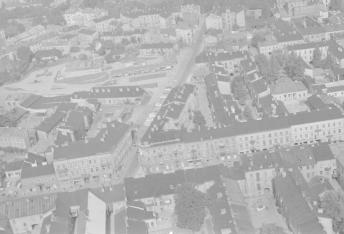 zabudowa centrum miasta. Widok ogólny zabudowy centrum miasta od strony południowej, skan 1