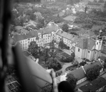 klasztor Krzyżowników XVIII wieku widok ogólny kościoła i klasztoru od strony południowej - zachodniej, skan 1