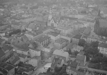 zabudowa miasta. Widok ogólny zabudowy centrum od strony zachodniej, skan 1
