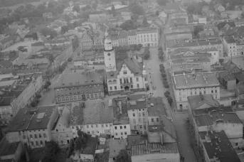 zabudowa miasta. Widok ogólny rynku i zabudowy centrum od strony zachodniej, skan 1