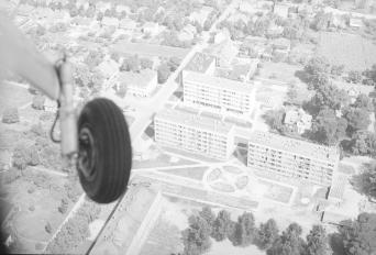 zabudowa miasta. Fragment zabudowy miasta (nowe bloki) od strony południowej, skan 1