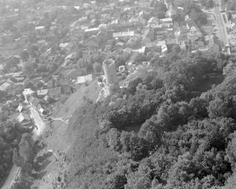 zabudowa miasta. Fragment zabudowy centrum - widok od strony wzgórza zamkowego (strona północnej), skan 1
