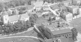 Fragment zabudowy miasta przy kościele parafialnym od strony zachodniej, skan 1