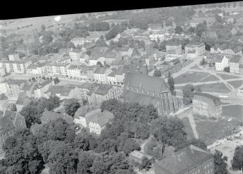 zabudowa centrum. Fragment zabudowy rynku z kościołem parafialnym XIV wieku od strony południowej - wschodniej, skan 1