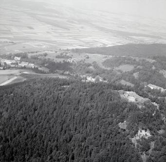 zabudowa osady. Fragment zabudowy osady od strony południowej, skan 1
